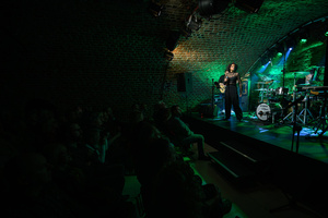 Koncert jazzowy - Bernard Maseli "The Nomads" - Scena i publiczność w zielonym oświetleniu podczas koncertu The Nomads. Skład zespołu: Rouhangeze, Bernard Maseli, Michał Kapczuk i Paweł Dobrowolski.