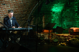 Koncert - Pracownia Piosenki "O jesieni..." - Sławek Ramian przy pianinie i mikrofonie.