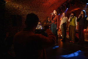 Koncert - Pracownia Piosenki "O jesieni..." - Występ wokalistek Pracowni Piosenki widziany z perspektywy publiczności.