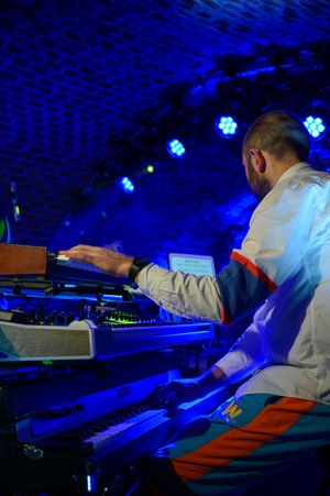 Koncert: LNSD Quartet - Jan Smoczyński gra na instrumentach klawiszowych.