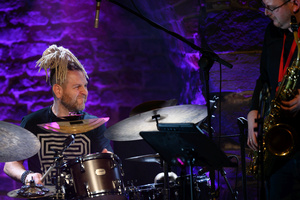 Koncert: LNSD Quartet - Paweł Dobrowolski gra na perkusji.