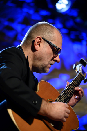 Koncert kolęd "Nocna cisza" - Artur Lesicki gra na gitarze.