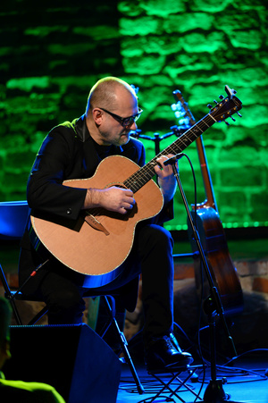 Koncert kolęd "Nocna cisza" - Artur Lesicki gra na gitarze.