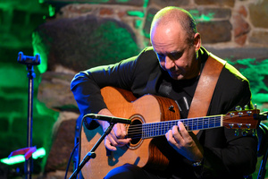 Koncert kolęd "Nocna cisza" - Marek Napiórkowski gra na gitarze.