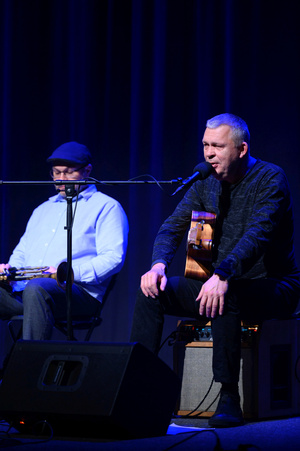Koncert: Adam Nowak i Akustyk Amigos - Artyści na scenie (od lewej): Tomasz Nowak, Adam Nowak