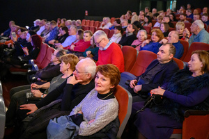 Koncert: Adam Nowak i Akustyk Amigos - Widownia kina Marzenie przed koncertem.