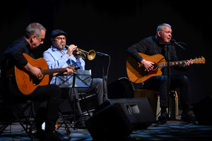 Koncert: Adam Nowak i Akustyk Amigos - Artyści na scenie (od lewej): Tomasz Nowak, Adam Nowak, Karim Martusewicz.