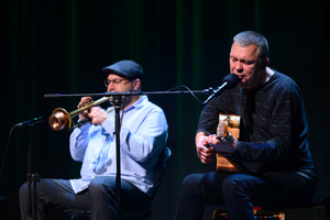 Koncert: Adam Nowak i Akustyk Amigos - Artyści na scenie (od lewej): Tomasz Nowak, Adam Nowak