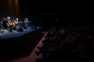 Koncert: Adam Nowak i Akustyk Amigos - Artyści na scenie (od lewej): Jarek Treliński, Tomasz Nowak, Adam Nowak, Karim Martusewicz.