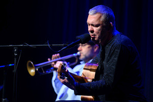 Koncert: Adam Nowak i Akustyk Amigos - Scena. Od lewej: Tomasz Nowak, Adam Nowak.