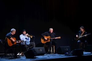 Koncert: Adam Nowak i Akustyk Amigos - Artyści na scenie (od lewej): Jarek Treliński, Tomasz Nowak, Adam Nowak, Karim Martusewicz.