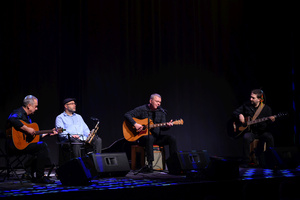 Koncert: Adam Nowak i Akustyk Amigos - Artyści na scenie (od lewej): Jarek Treliński, Tomasz Nowak, Adam Nowak, Karim Martusewicz