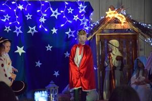 Wychowankowie z Przedszkola Nr 18 w Tarnowie podczas Jasełek w Domu Kultury.