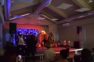 Wychowankowie z Przedszkola Nr 18 w Tarnowie podczas Jasełek w Domu Kultury.