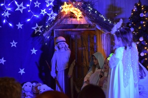 Wychowankowie z Przedszkola Nr 18 w Tarnowie podczas Jasełek w Domu Kultury.